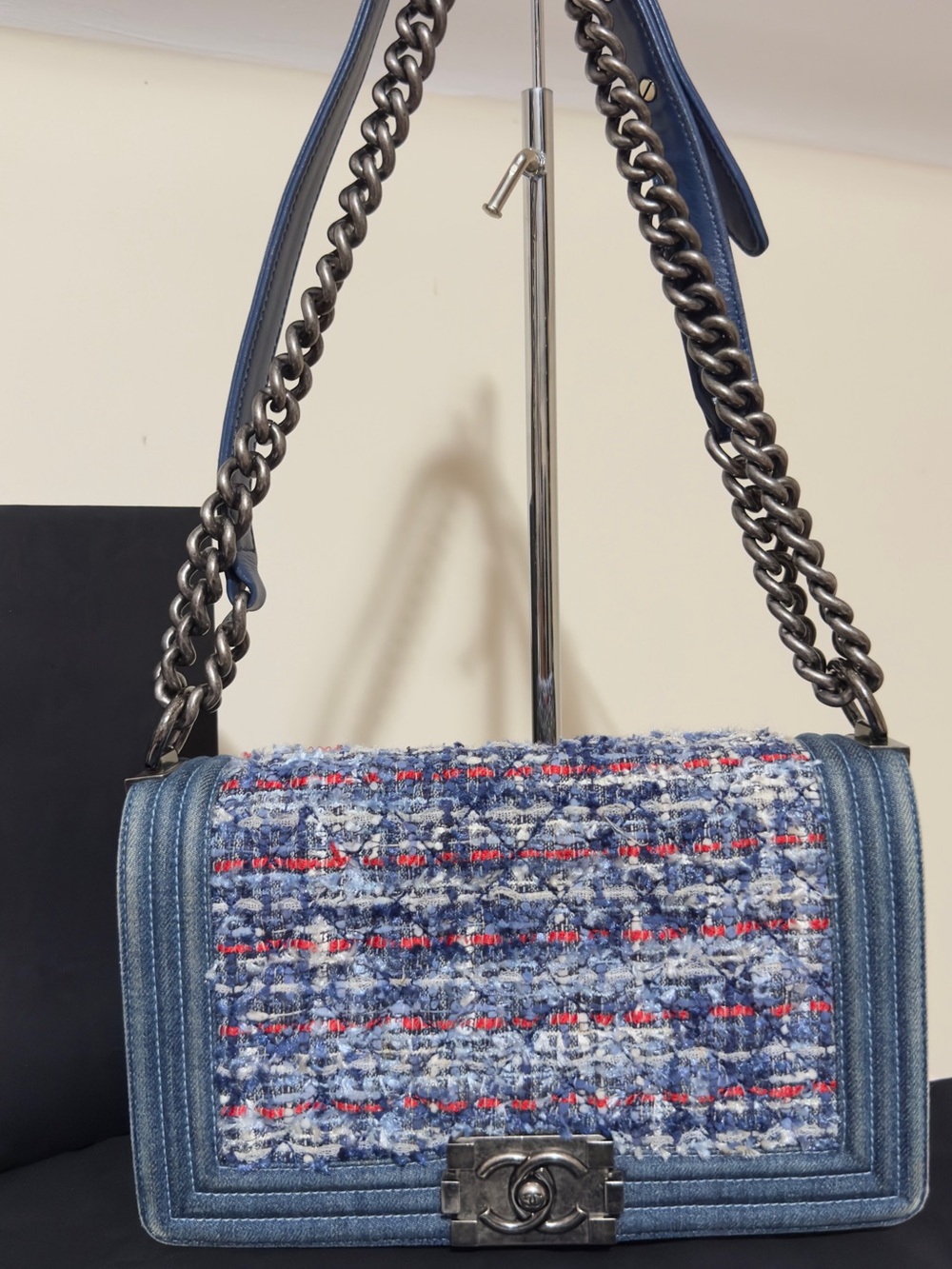 CHANEL Blue Tweed Shoulder Bag with Red Accents and Chain Strap